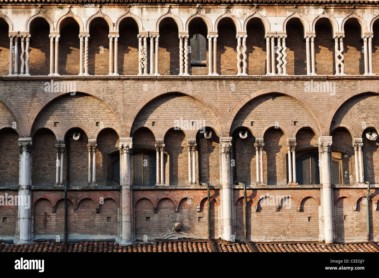 Pilastri sulla facciata principale del Duomo di Ferrara Emilia Romagna Italia Foto Stock
