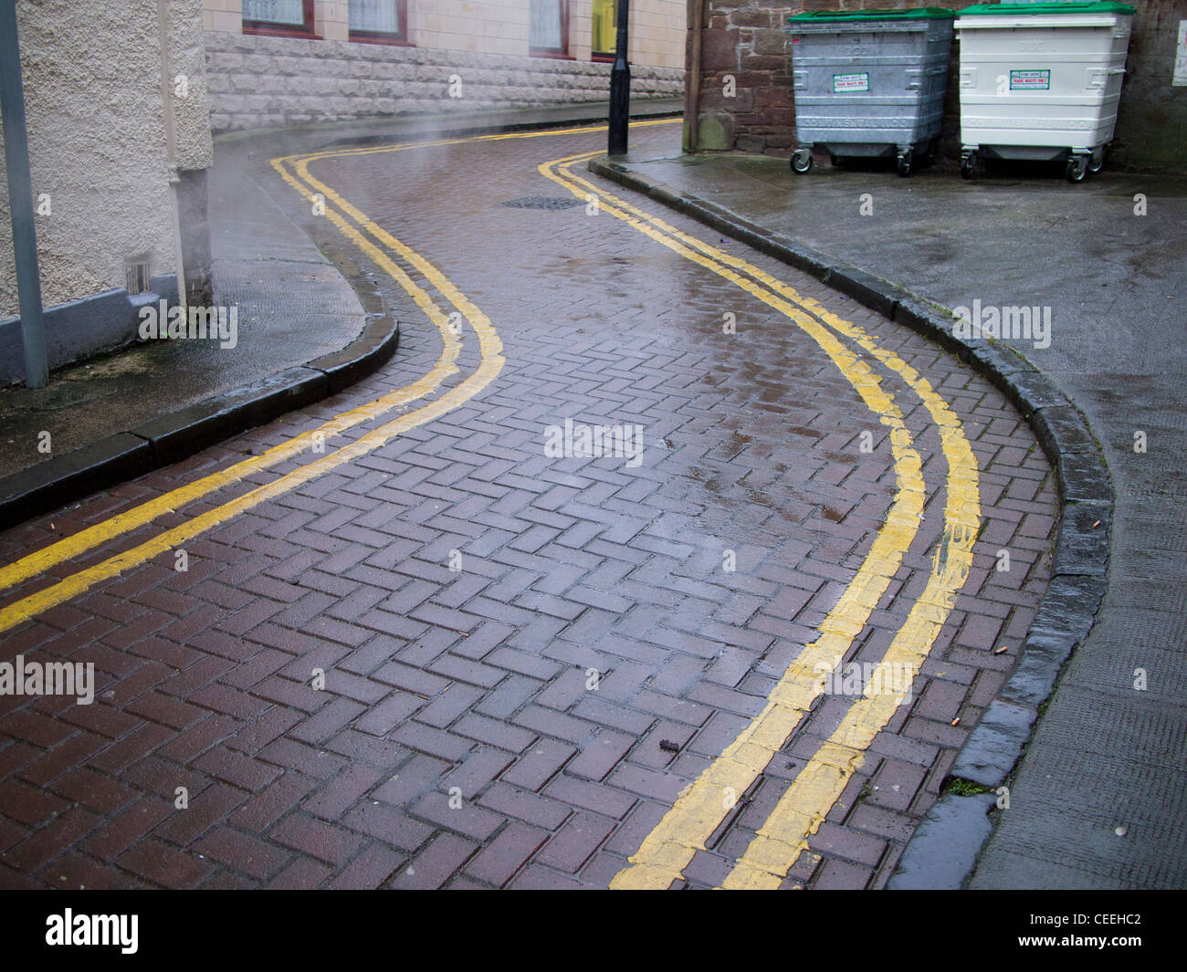 Doppio giallo linee in via stretta, Dundee Foto Stock