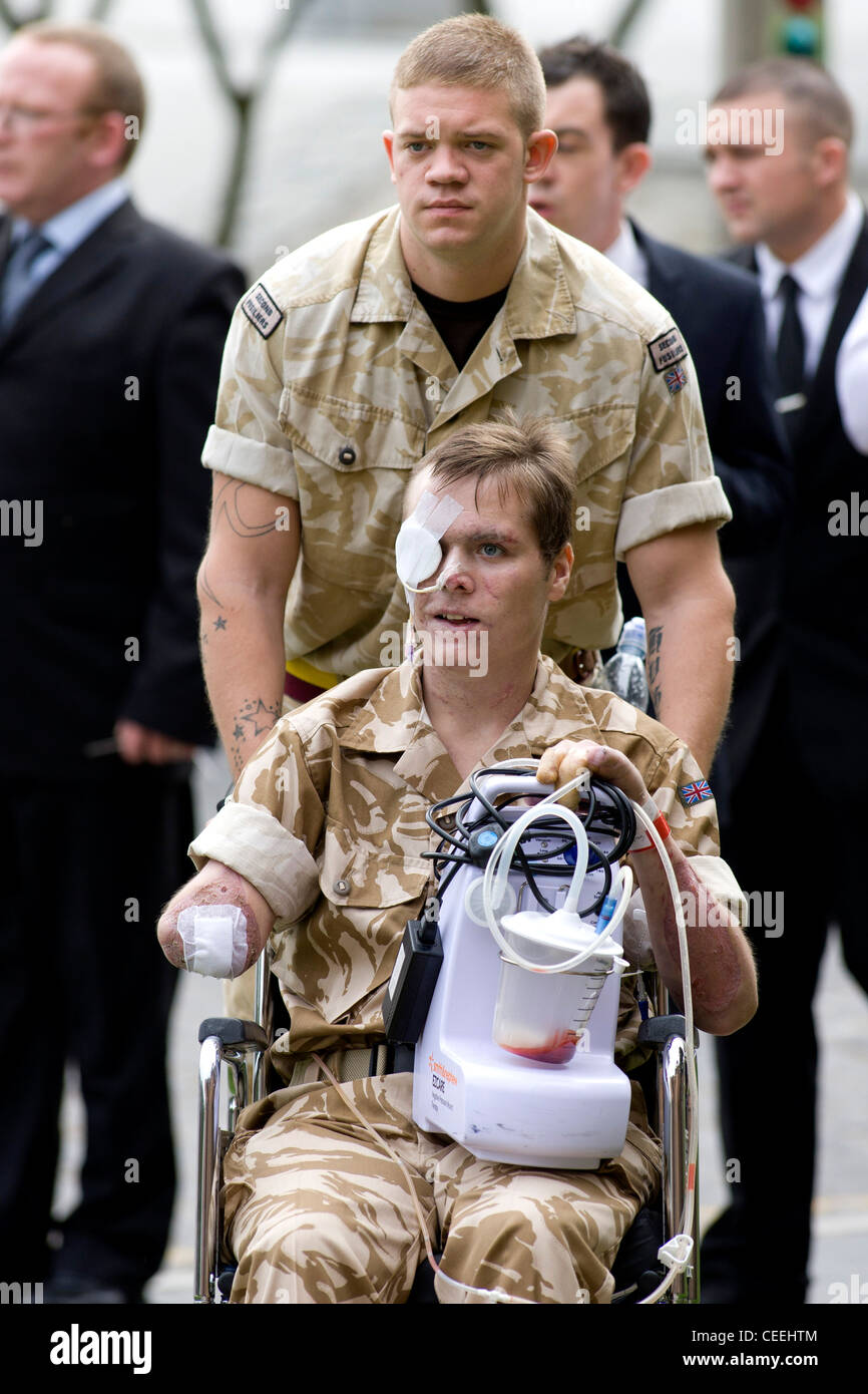 Fulsilier Thomas James (in sedia a rotelle) ad un funerale servizio a Coventry Cathedral. Foto Stock