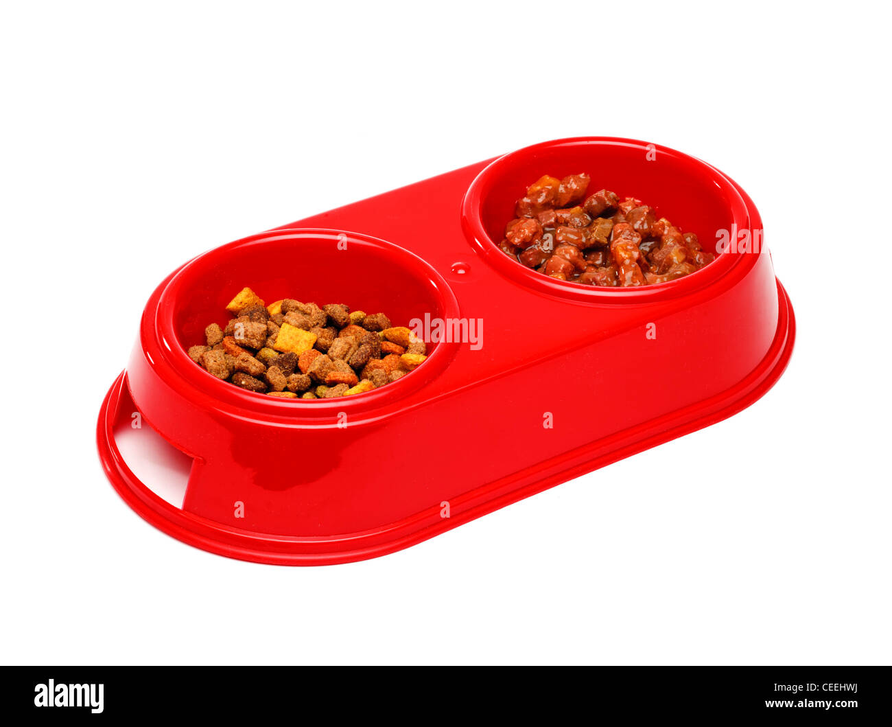Gatto ciotole con alimento umido e biscotti secchi cibo su sfondo bianco Foto Stock