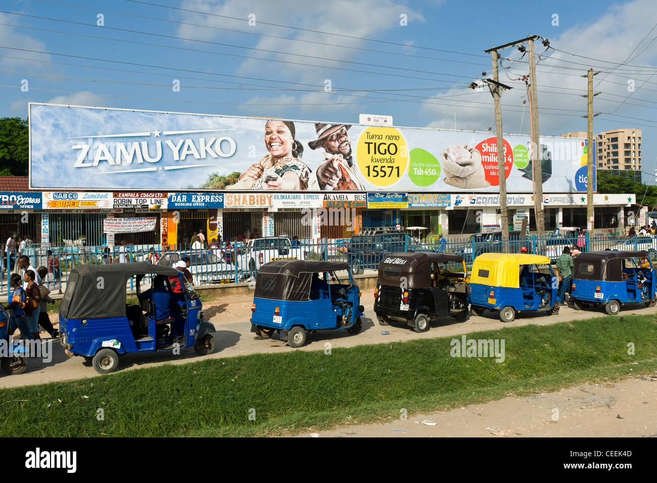 Risciò motorizzati a Ubungo bus terminal in Dar es Salaam Tanzania Foto Stock