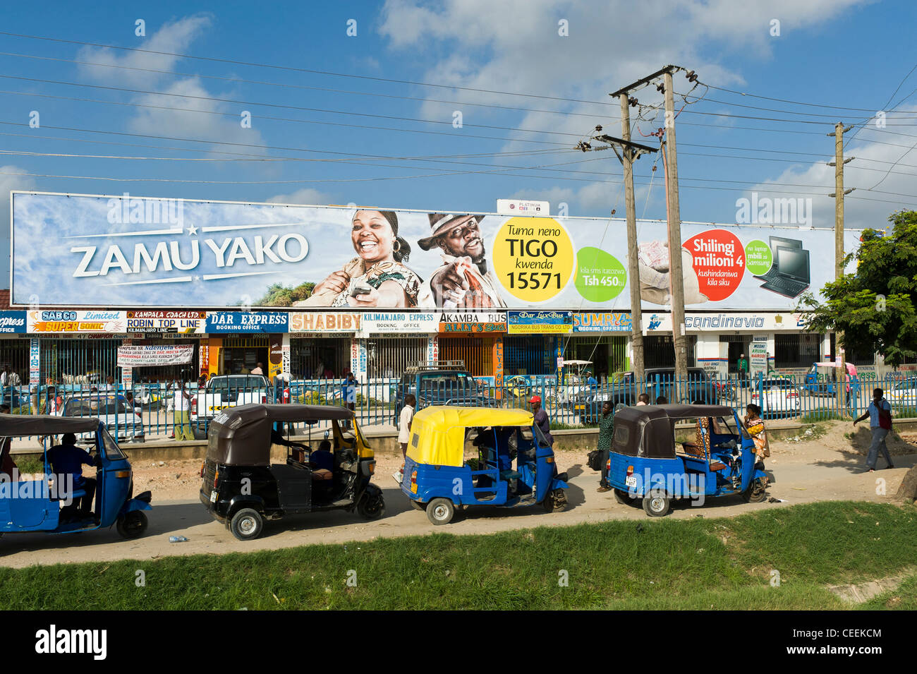 Risciò motorizzati a Ubungo bus terminal in Dar es Salaam Tanzania Foto Stock