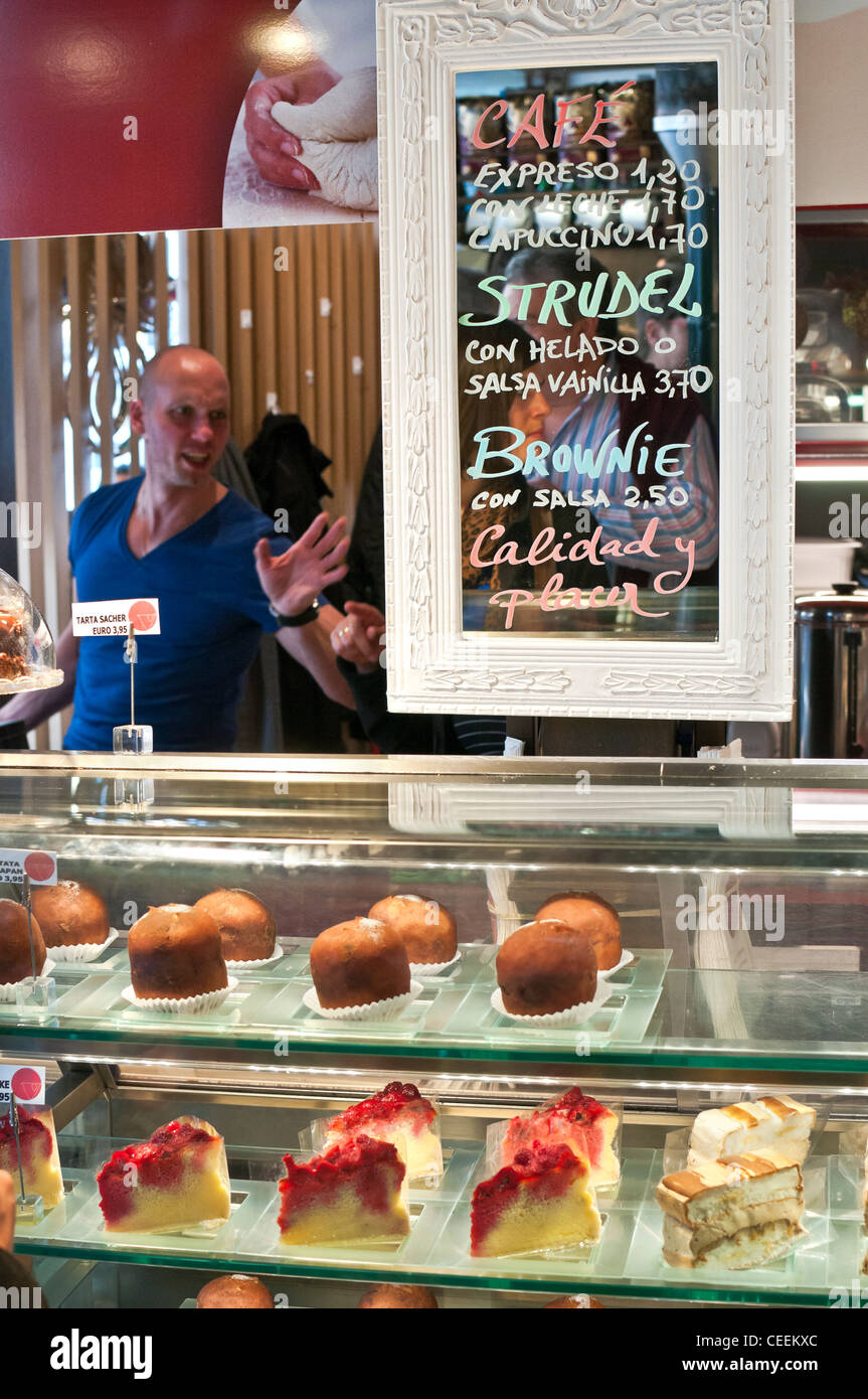 Una caffetteria che serve dolci in il Mercado de San Miguel, appena fuori da Plaza Mayor, Madrid, Spagna Foto Stock