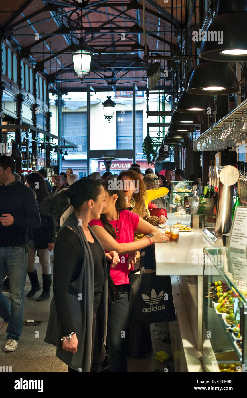 Un tapas bar in Mercado de San Miguel, appena fuori da Plaza Mayor, Madrid, Spagna Foto Stock