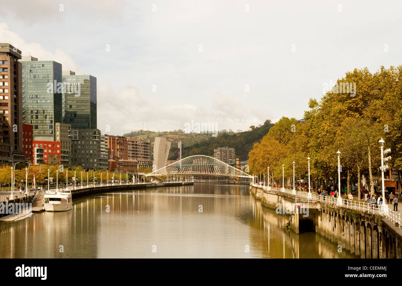 Fiume Nervion di Bilbao e Ponte Zubizuri dando accesso al Museo Guggenhiem Foto Stock