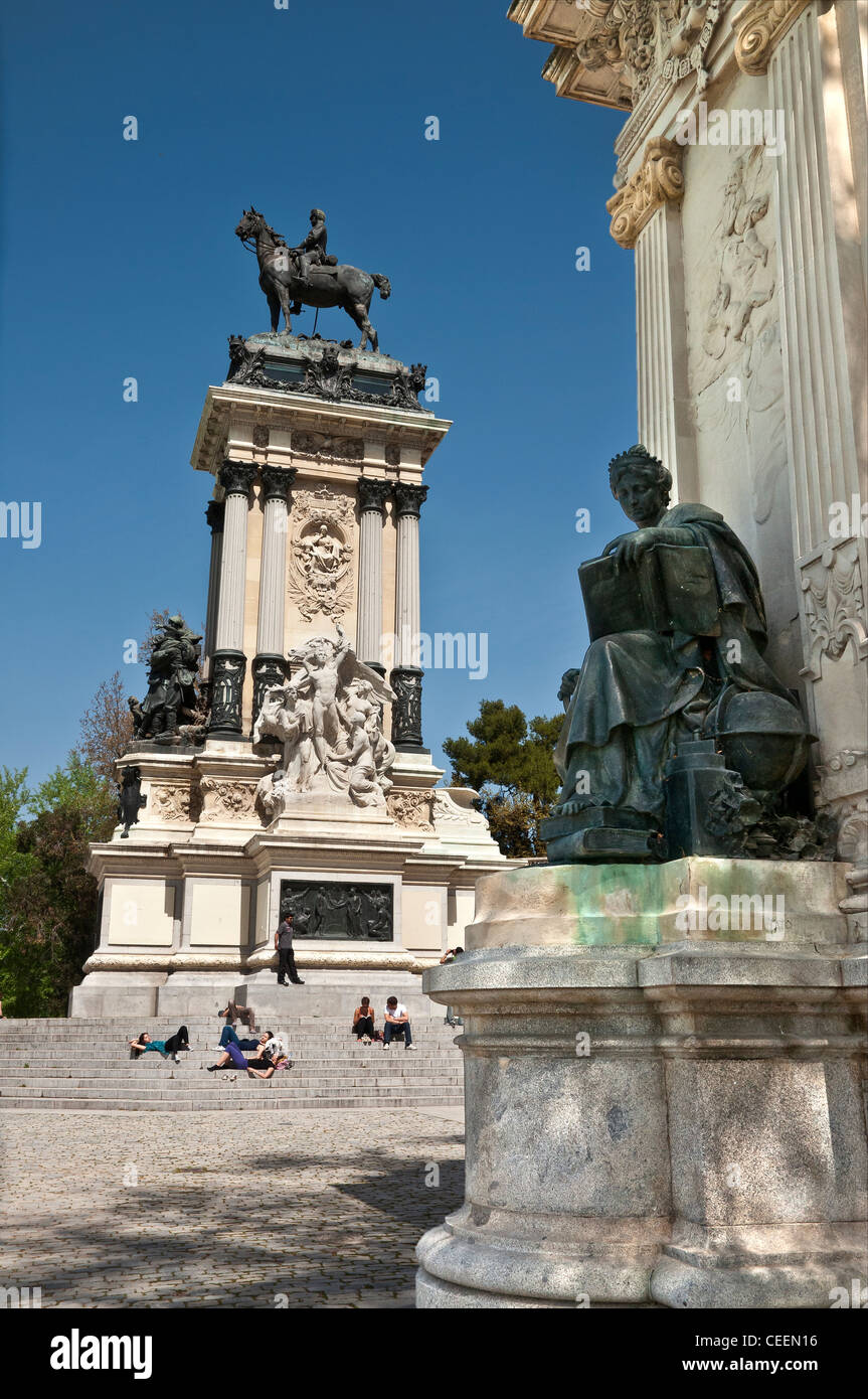 Il monumento a Alfonso XII, nel Parco del Retiro di Madrid, Spagna. Foto Stock