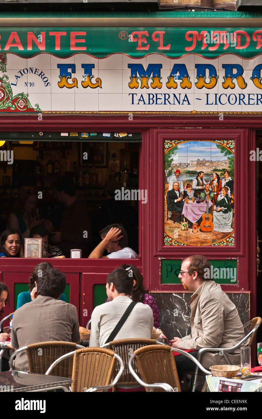 Pasti al fresco al di fuori di Madrid taverne tradizionali e tapas bar. A sud di Plaza Mayor, Madrid. Spagna Foto Stock