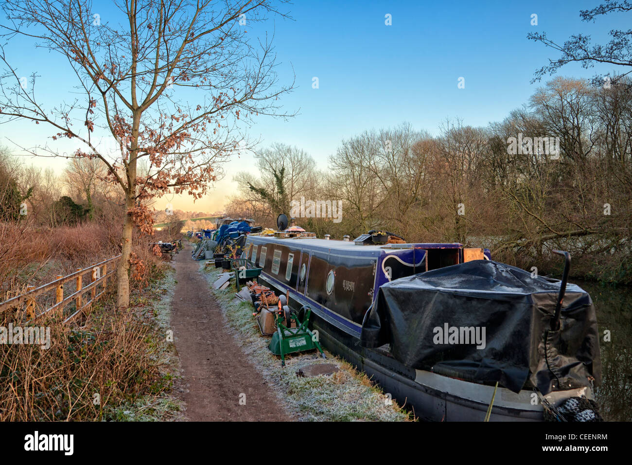 Strette case battello sul Grand Union Canal, rickmansworth, in inverno Foto Stock