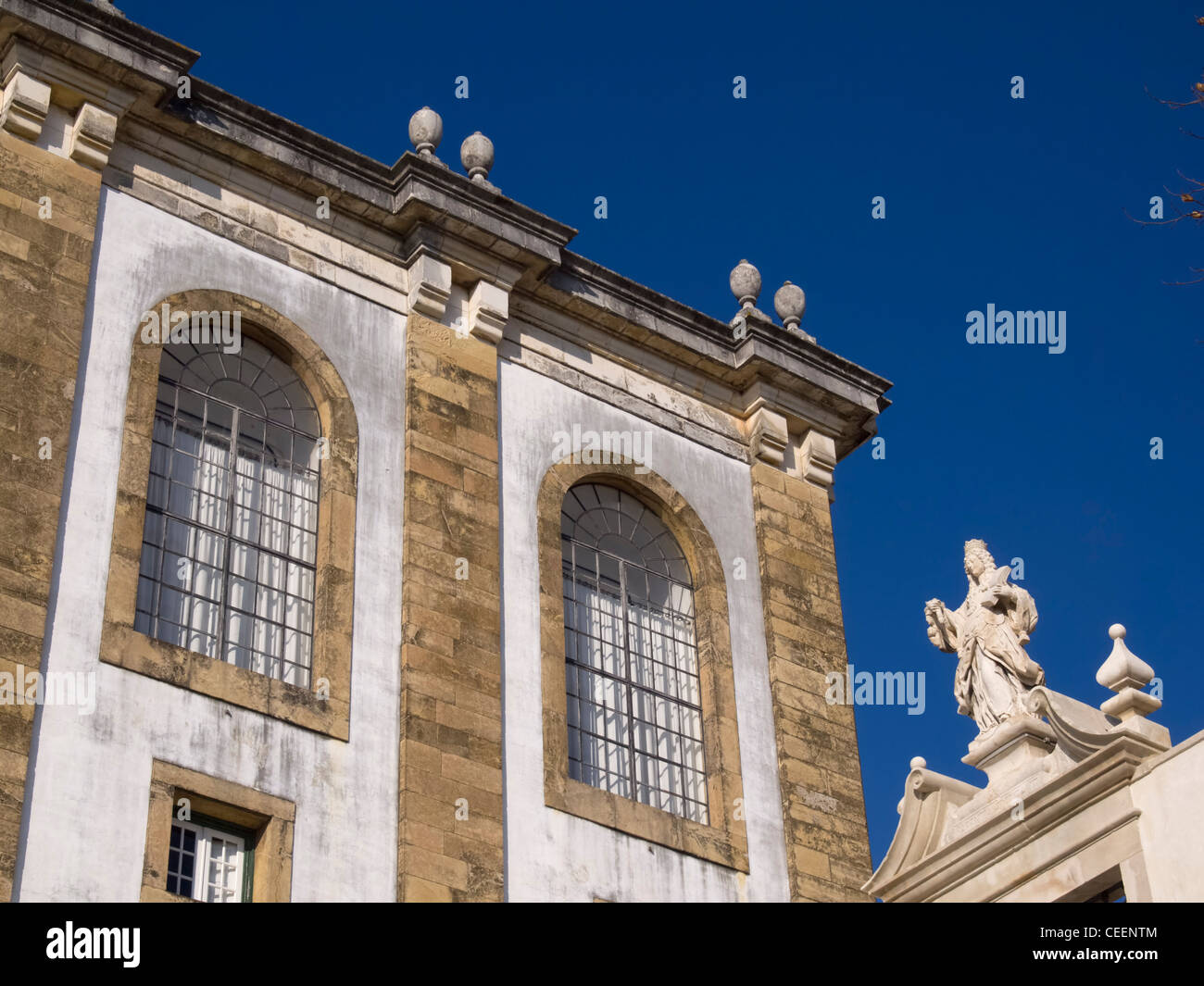 Statua di Minerva al di fuori della biblioteca Joanina a Coimbra, Portogallo Foto Stock