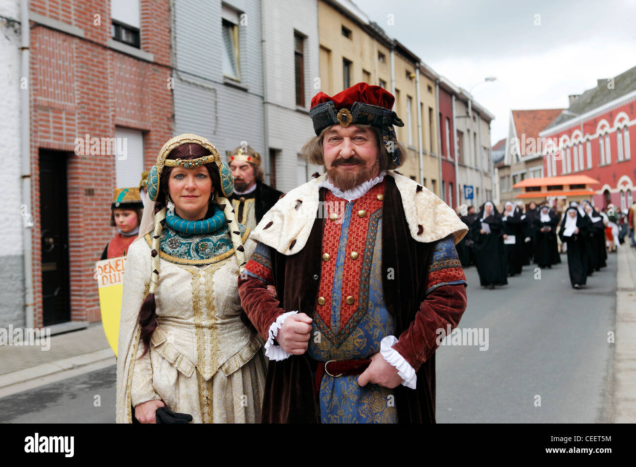 I residenti si riuniscono per l'annuale festa della primavera di Krakelingen nel villaggio fiamminga di Geraardsbergen, Belgio Foto Stock