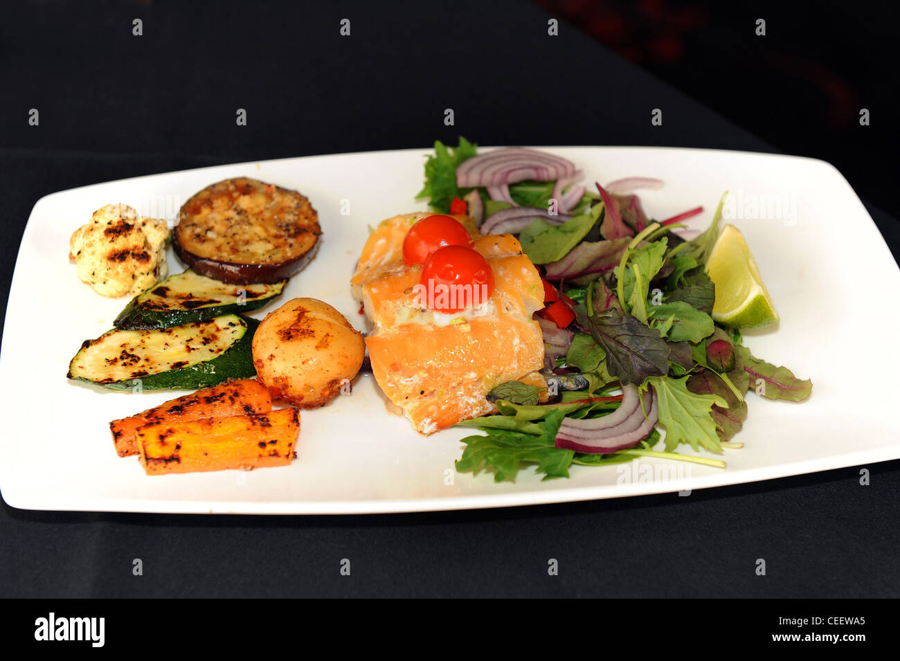 Grigliate di pesce, verdure e insalate Foto Stock