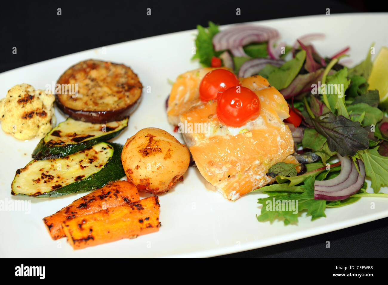 Grigliate di pesce, verdure e insalate Foto Stock
