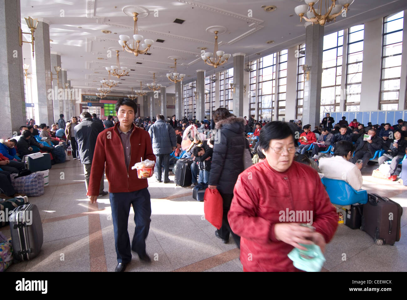 La stazione ferroviaria di Pechino, sala di attesa Foto Stock