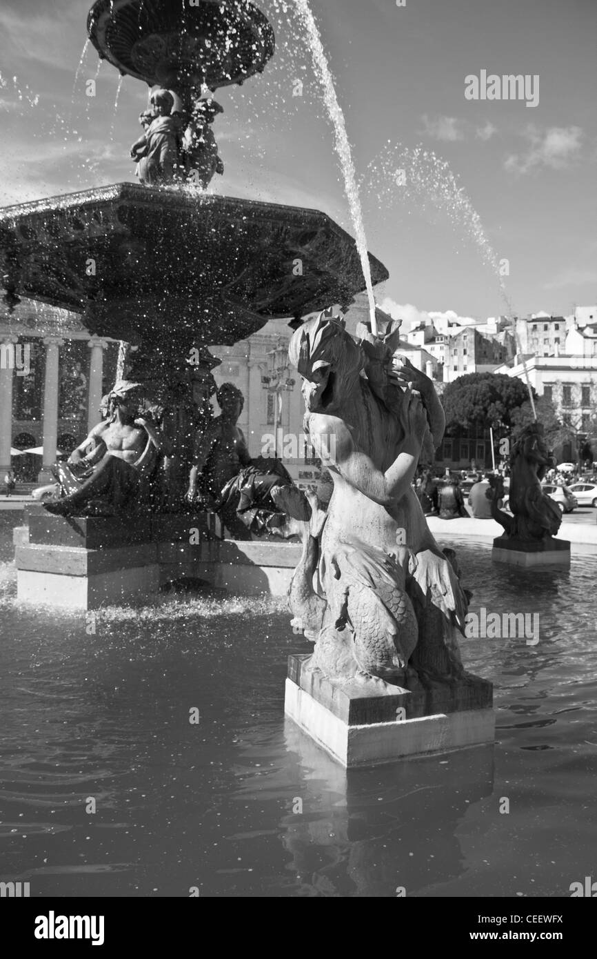 Una bella statua in Rossio spruzza acqua verso l'alto. Lisbona, Portogallo. Foto Stock