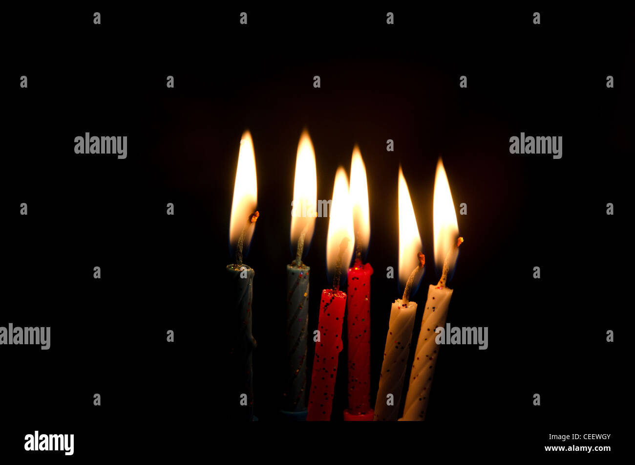 Cinque piccole candele rotonde, vista dall'alto Foto stock - Alamy