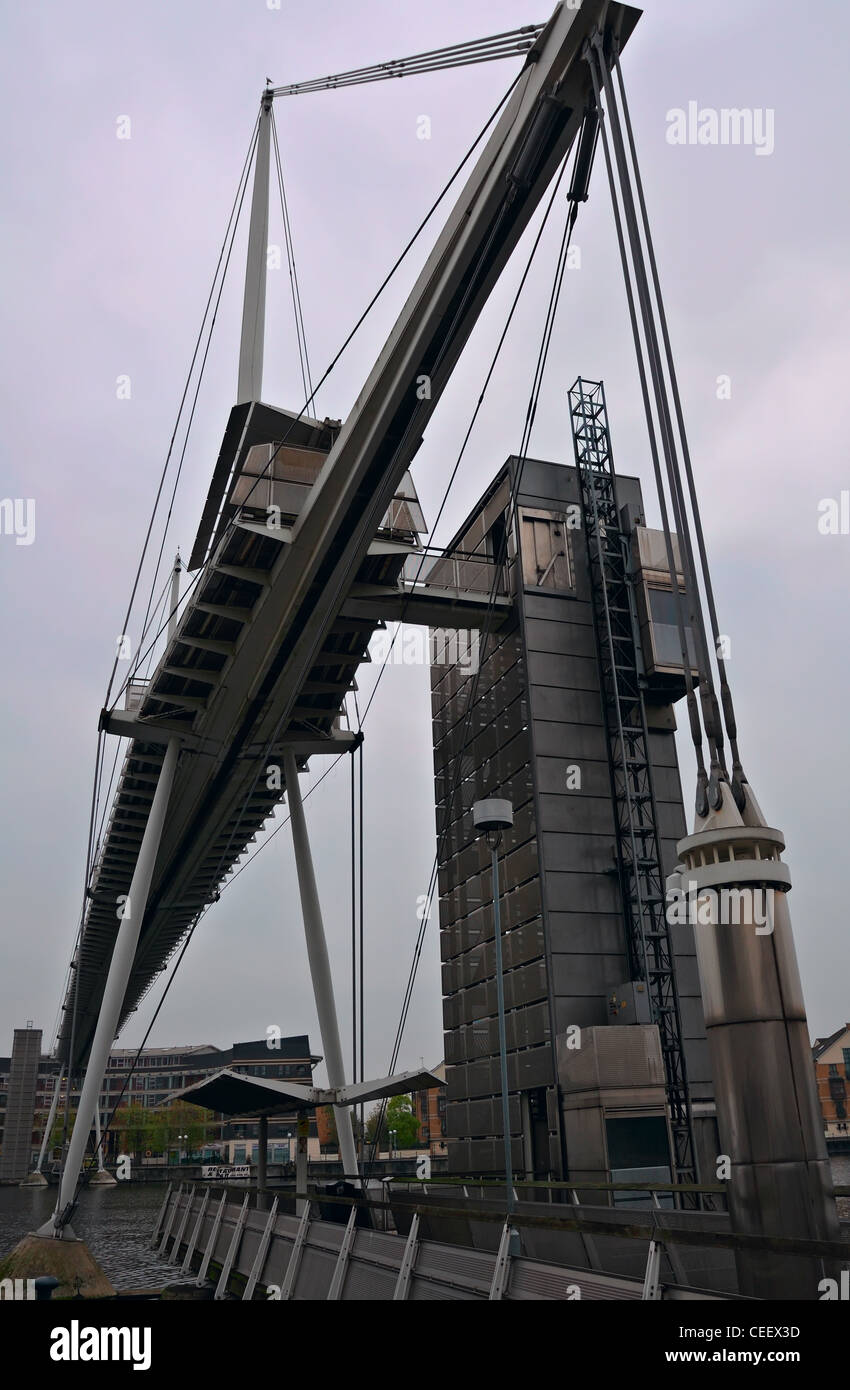 Londra: il ponte pedonale vicino al centro espositivo Excel Foto Stock