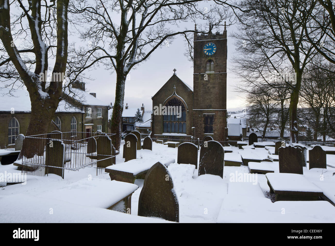 Haworth Chiesa Parrocchiale e il cimitero a Haworth, West Yorkshire, Regno Unito Foto Stock