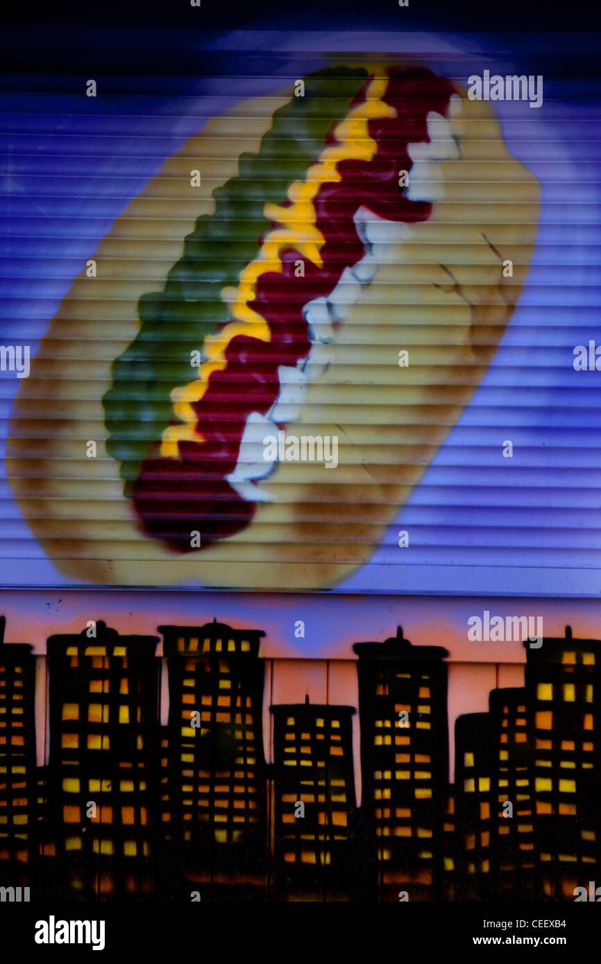 Hot Dog stand graffiti nel night club area, Revaler Strasse, Friedrichshain di Berlino Foto Stock