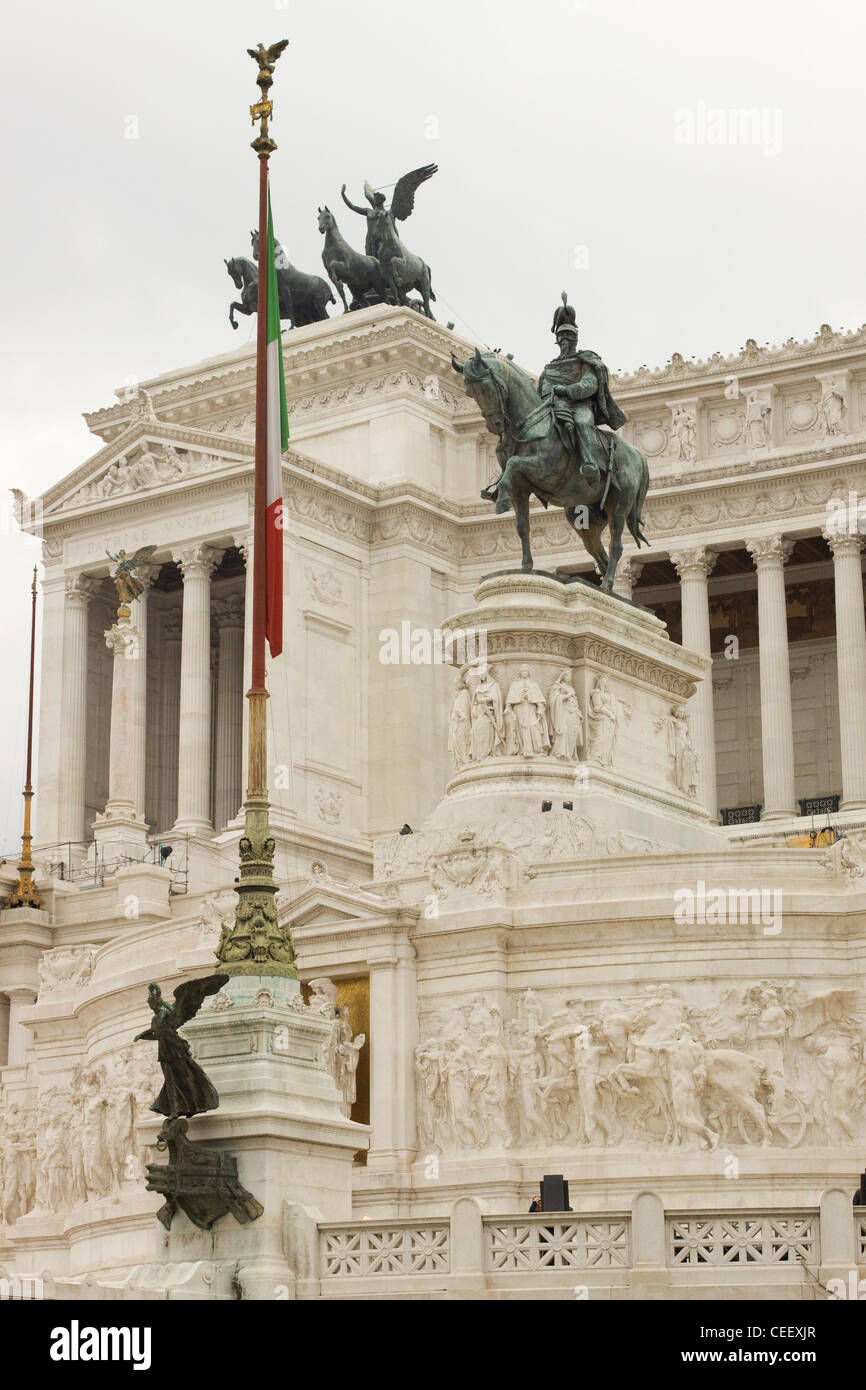 Enorme monumento di marmo bianco omaggio al primo re di un regno Italia Vittorio Emanuele II Roma Italia Foto Stock