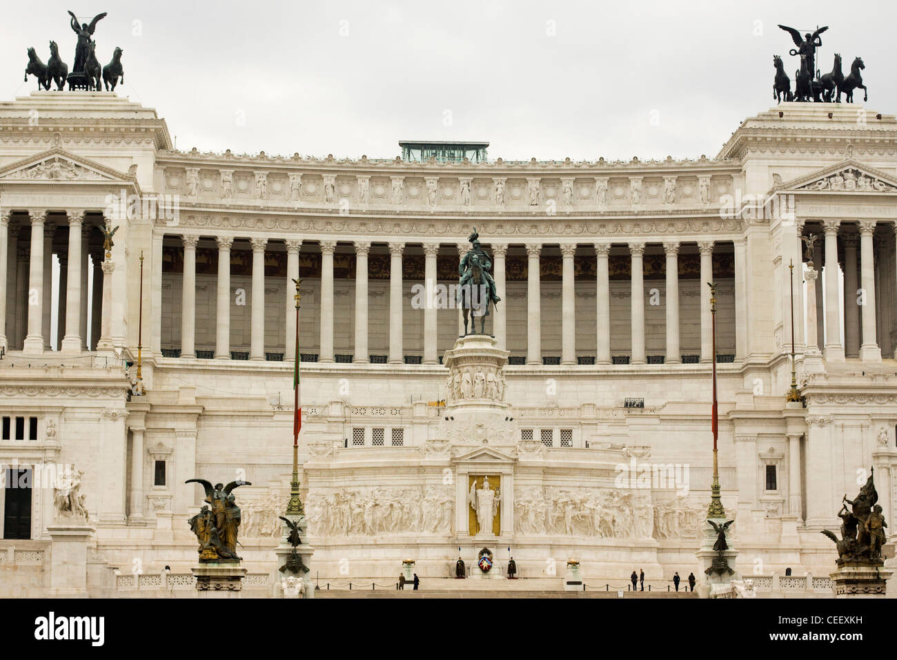 Enorme monumento di marmo bianco omaggio al primo re di un regno Italia Vittorio Emanuele II Roma Italia Foto Stock