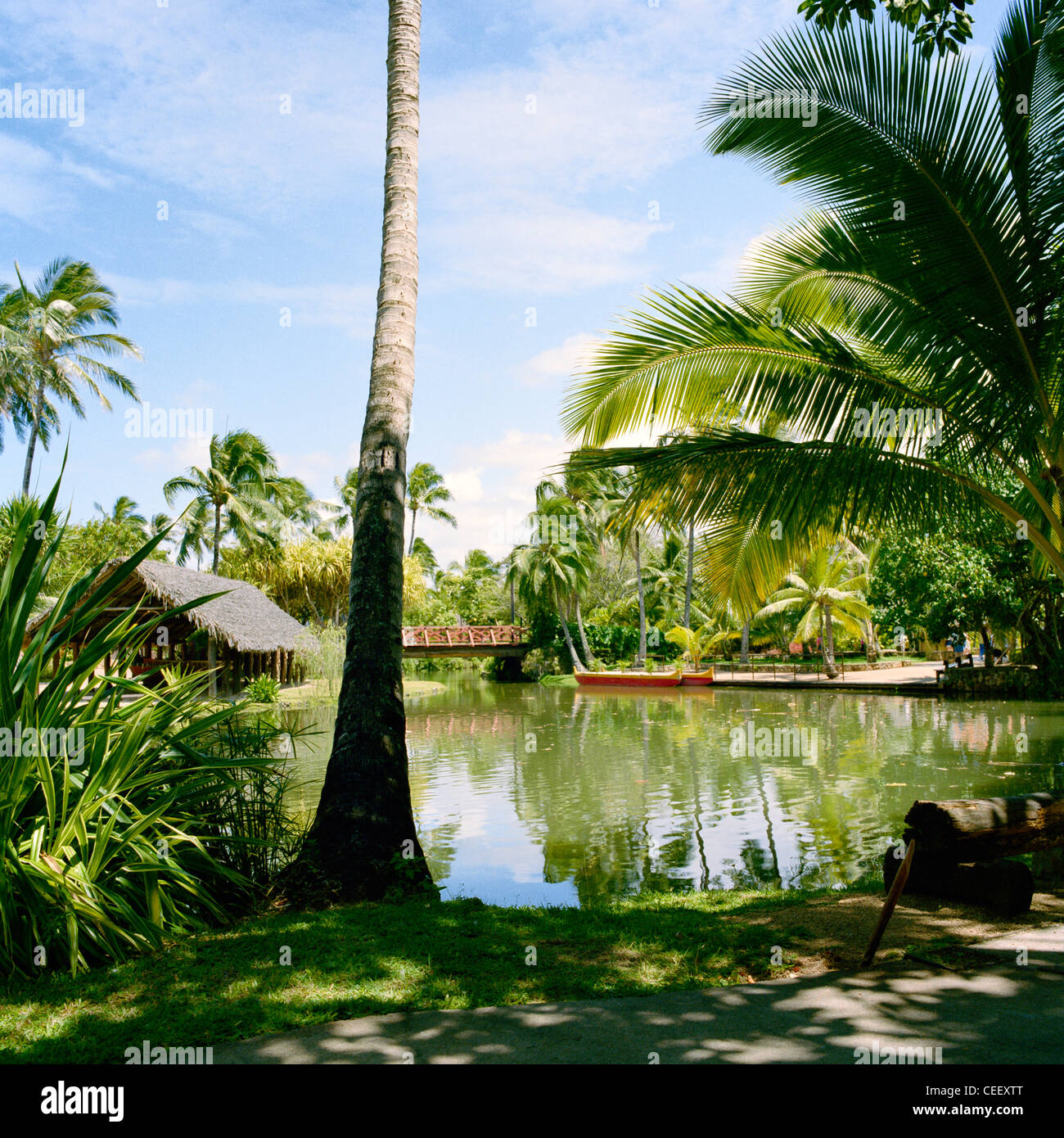 Replica village laguna accanto al Centro Culturale Polinesiano La'ie Oahu Hawaii Foto Stock