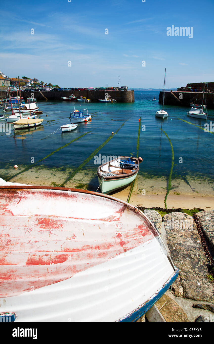 Barche a mousehole estuario in Cornovaglia quando la marea è fuori barche accessibili Foto Stock