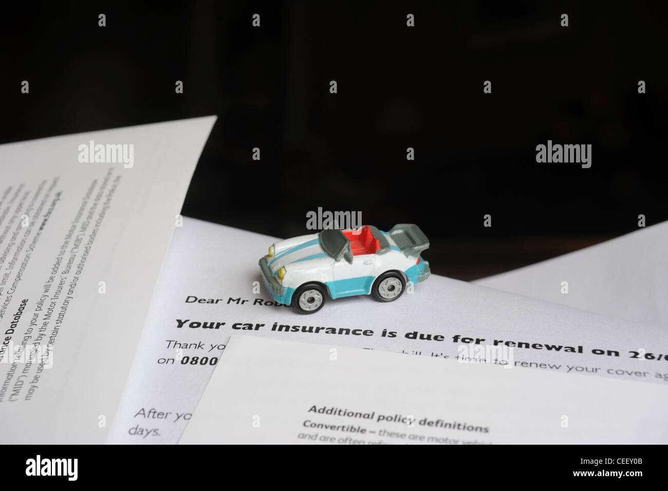 Modello con auto di assicurazione autoveicoli lettera rinnovo RI MOTORING costi di assicurazione infortuni di riparazioni in esecuzione le bollette di casa RISING UK Foto Stock