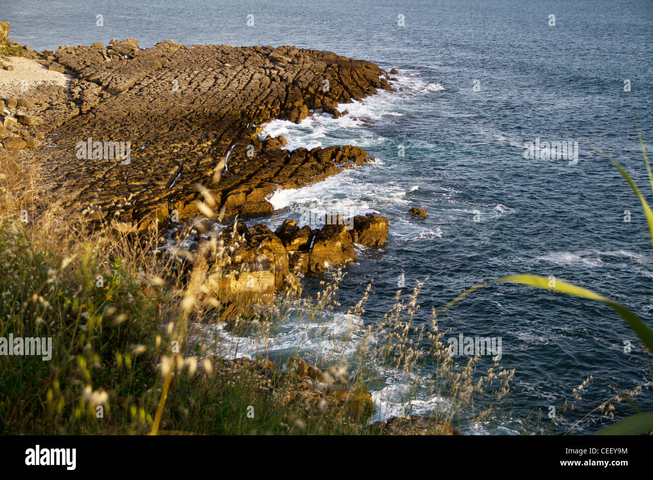 Una vista della costa al Ponta do Sal Environmental Interpretation Centre, grande Lisbona, São Pedro do Estoril, Portogallo Foto Stock