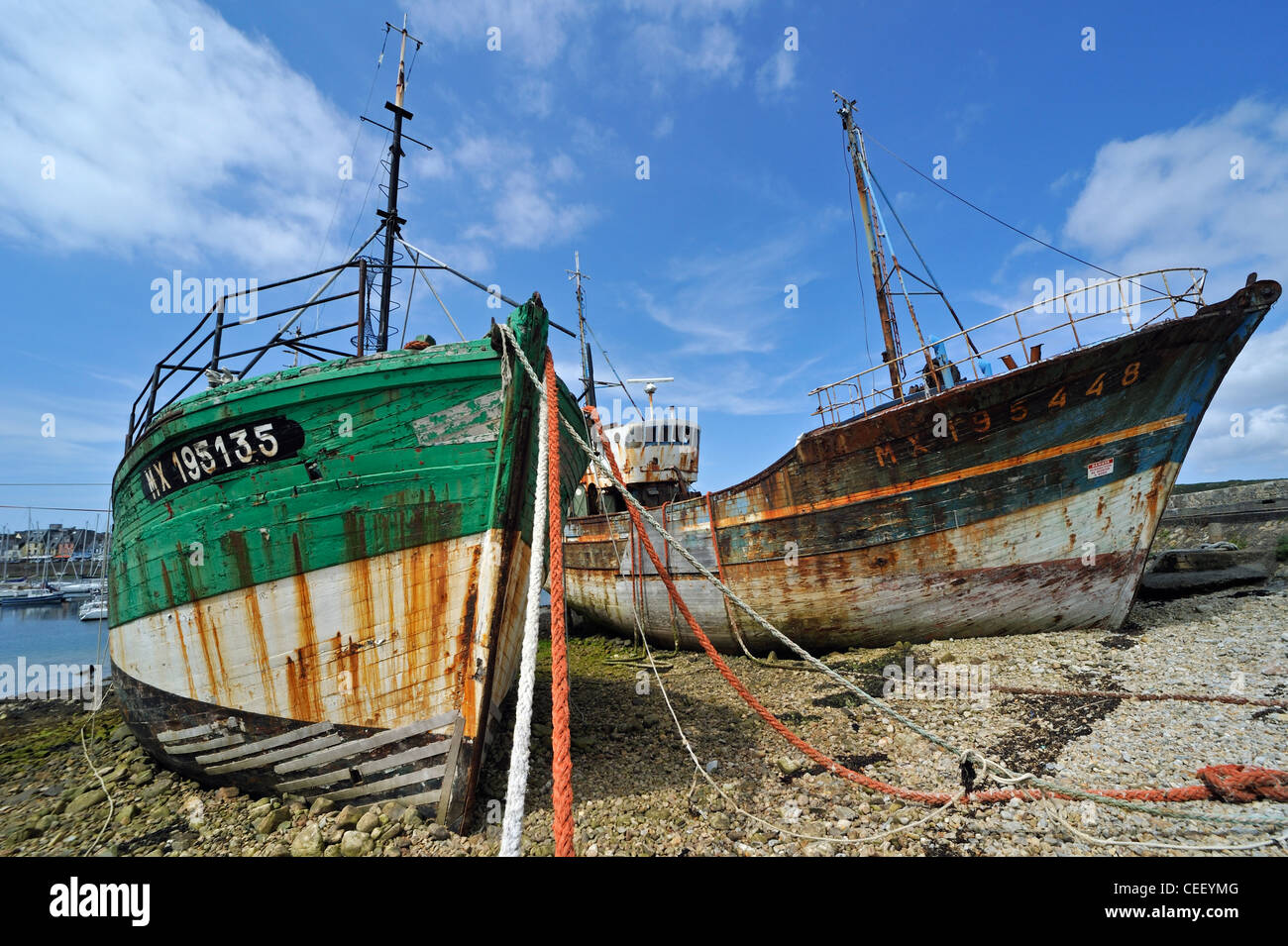 I relitti di legno vecchio trawler barche da pesca nel porto di Camaret-sur-Mer Finistère Bretagna, Francia Foto Stock