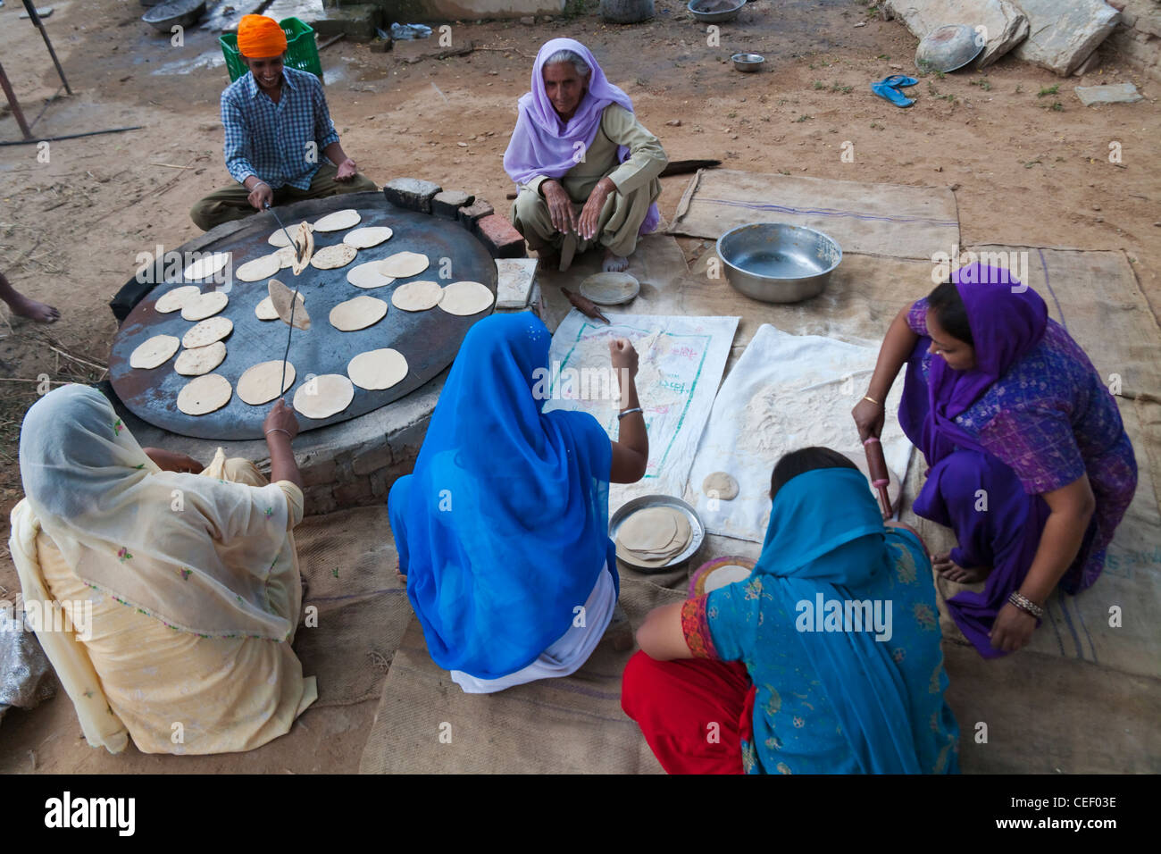 Chipati maker sulla strada, Pushkar, Rajasthan, India Foto Stock