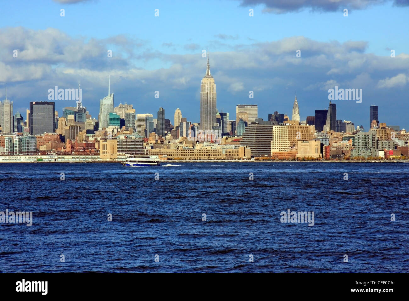 Skyline di New York nel pomeriggio dalla Statua della Libertà Park Foto Stock