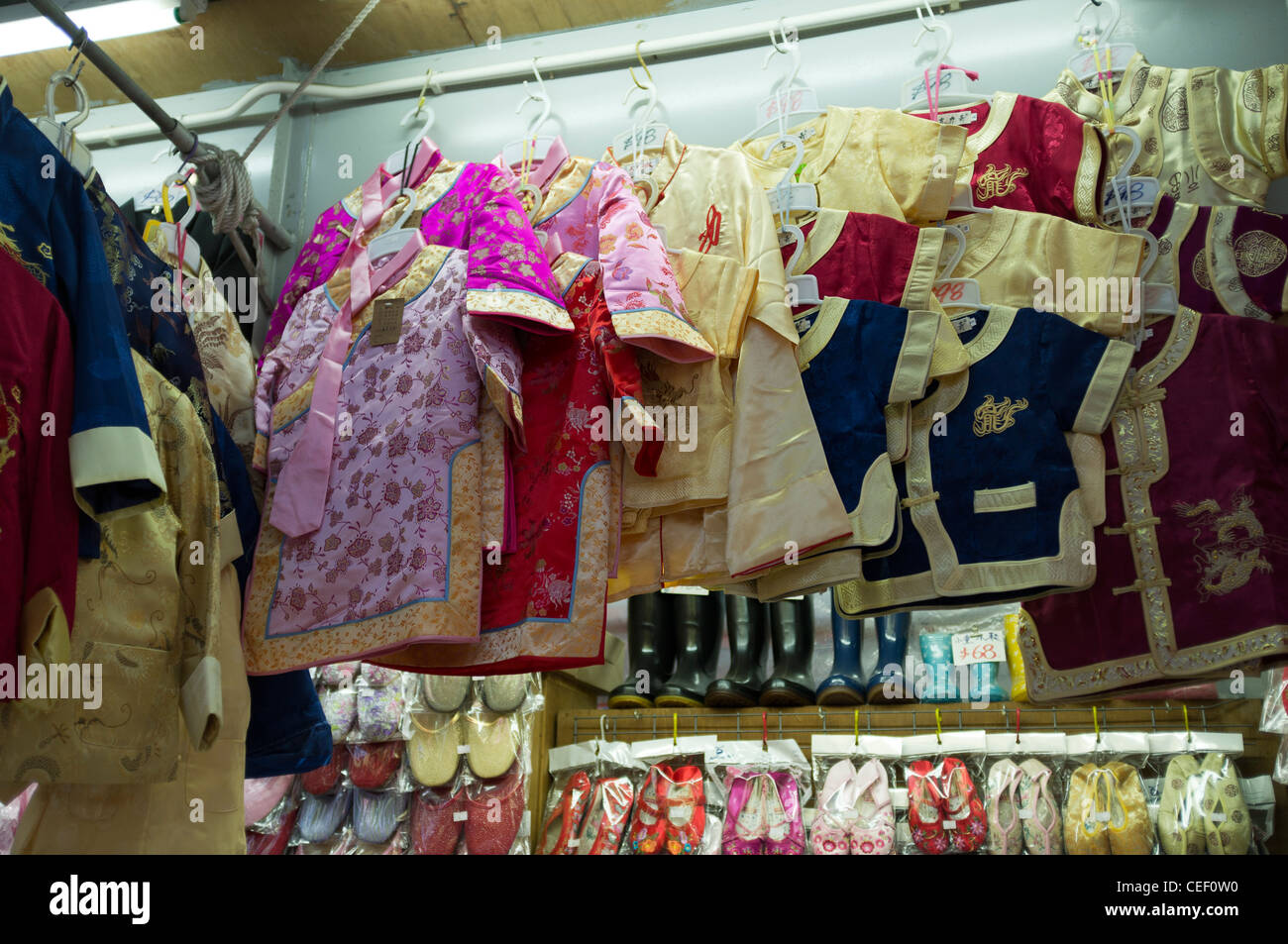 Dh Jardines Bazaar Causeway Bay Hong Kong pigiami Cinesi tradizionali abiti di seta street market in stallo Foto Stock