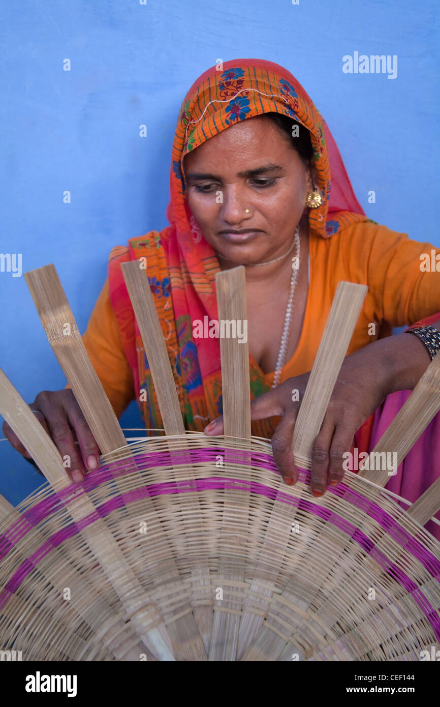 Donna cestello di tessitura, Rajasthan, India Foto Stock