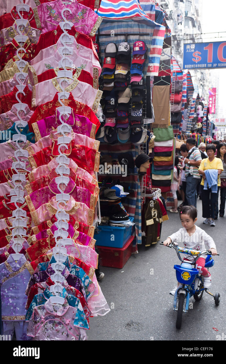 dh Ladies Market MONG KOK HONG KONG pigiami cinesi di seta mercato stand mostra bambino sul mercato della bici cina strada tung choi mongkok città per bambini Foto Stock