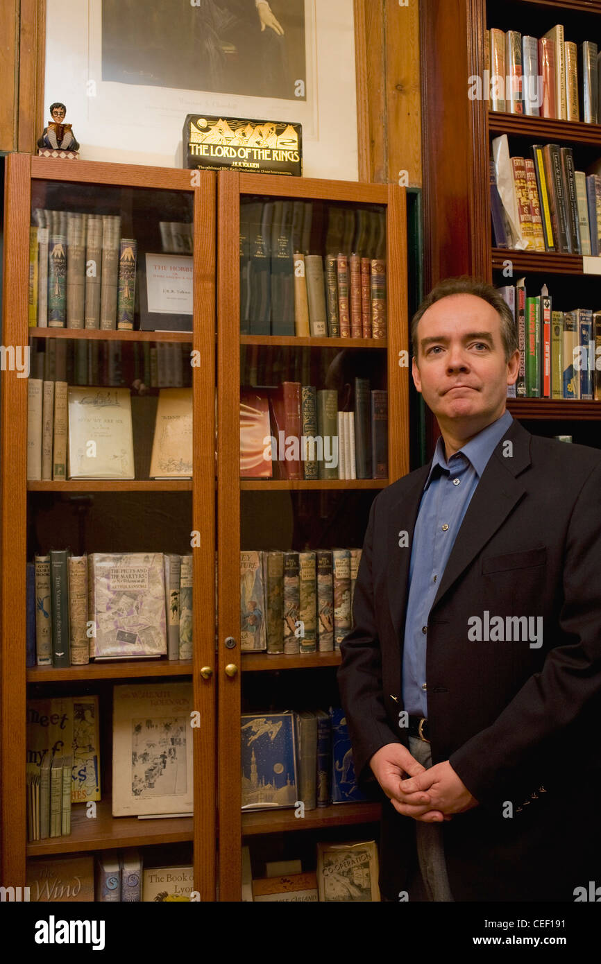 Nigel Williams al suo bookshop dove lui vende libri rari e prime edizioni per collezionisti Foto Stock