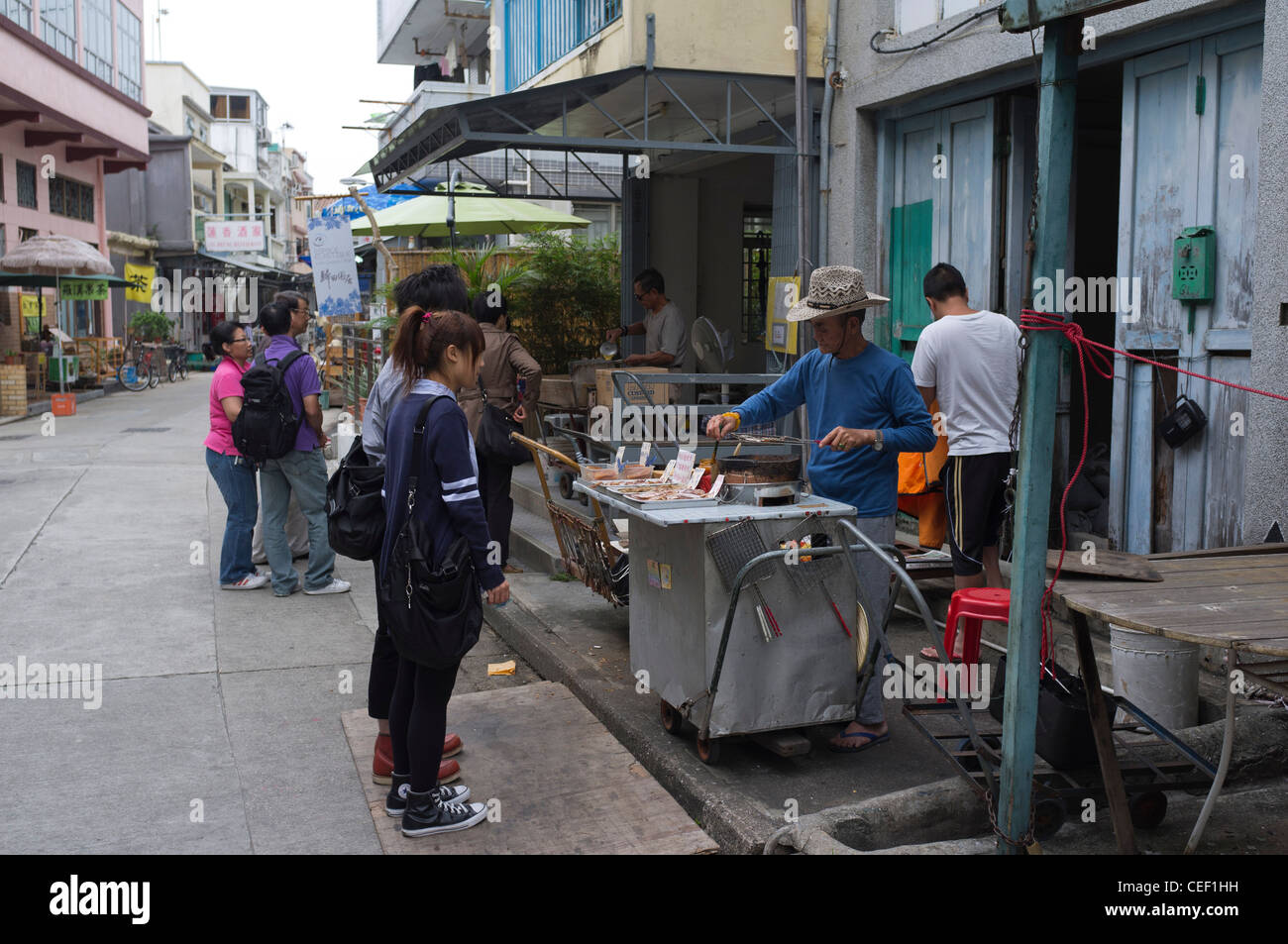 dh Tai o fast food stand LANTAU HONG KONG Cina negozi di vendita di strada Fastfood cinese adolescenti asia Foto Stock