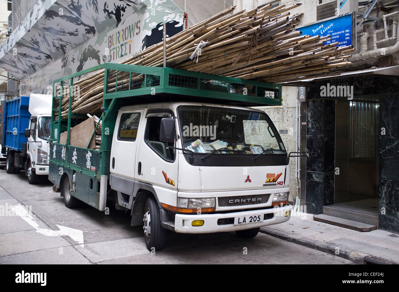 Dh Wan Chai HONG KONG costruzione cinese van con poli di bambù per ponteggi Foto Stock