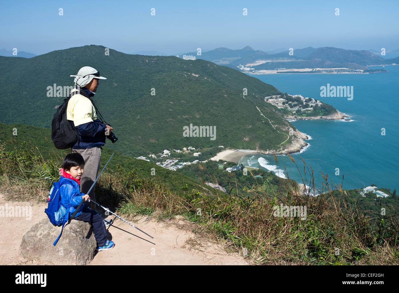 Dh Shek o Country Park DRAGHI HONG KONG uomo cinese boy sul sentiero grande baia d'onda paesaggio persone cina Foto Stock