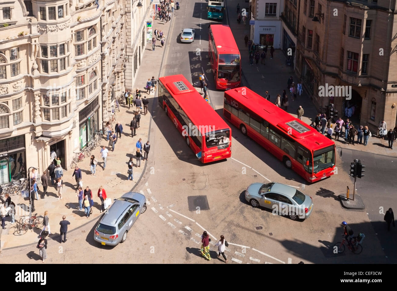Gli autobus urbani in High Street, Oxford, Inghilterra, in una bella giornata d'estate. Foto Stock