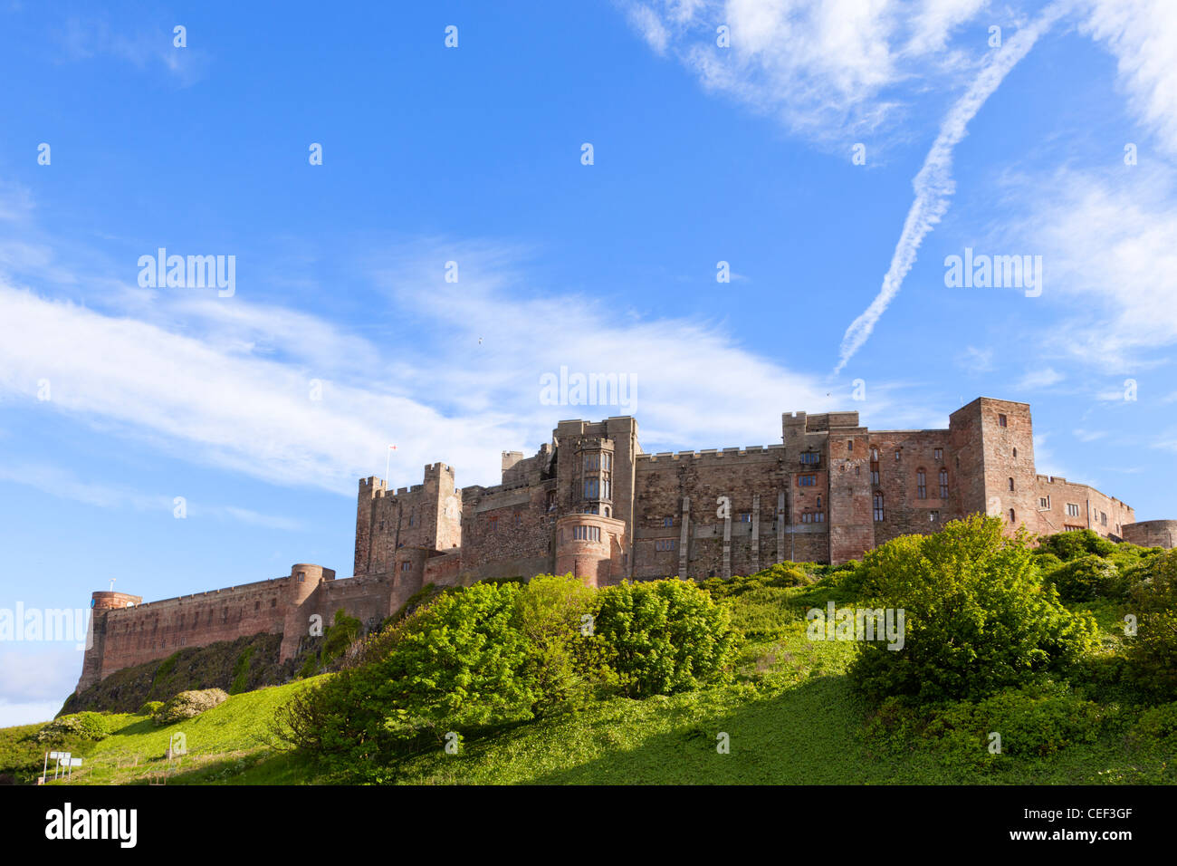 Il castello di Bamburgh, Northumberland, Inghilterra, su una bella mattina di primavera. Foto Stock