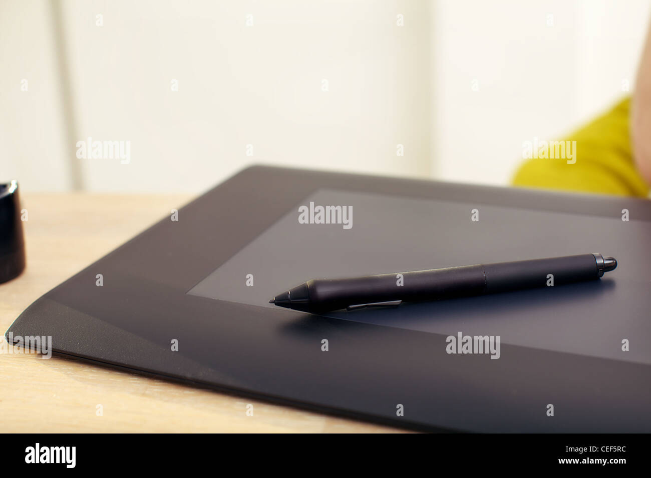 Clsoeup di una tavoletta grafica e penna su una scrivania. Foto Stock