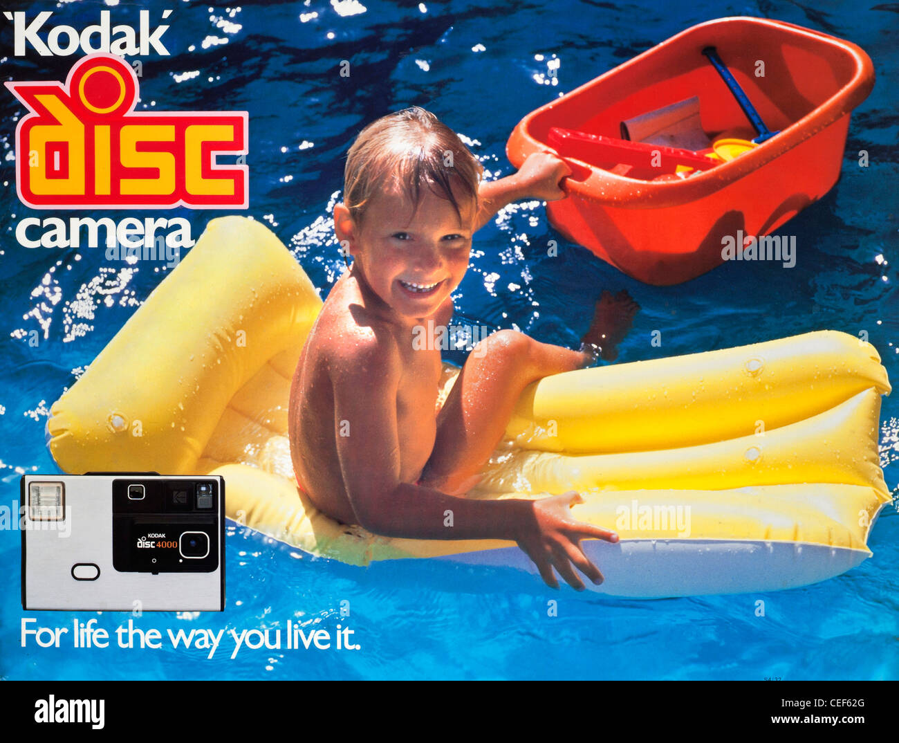 1982 'Kodak Moment' Disc Camera annuncio campagna rivenditore immagine ‘80 Kodak lancio con didascalia ''Per la vita il modo in cui si vive'' Ian Shaw Kodak fotografo Foto Stock
