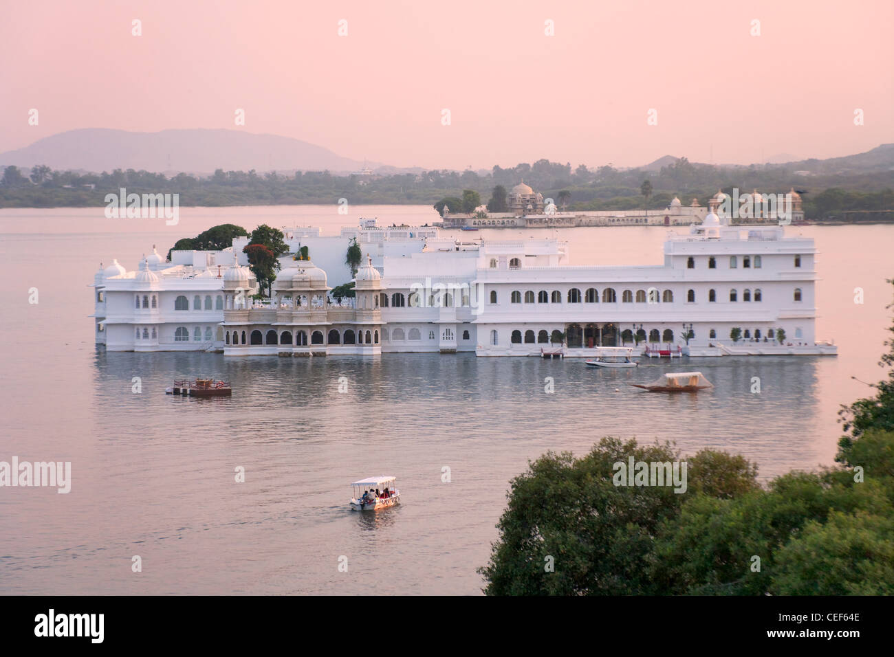 Vista di Jagmandir Palace (acqua Palace) nel lago, Udaipur, Rajasthan, India Foto Stock