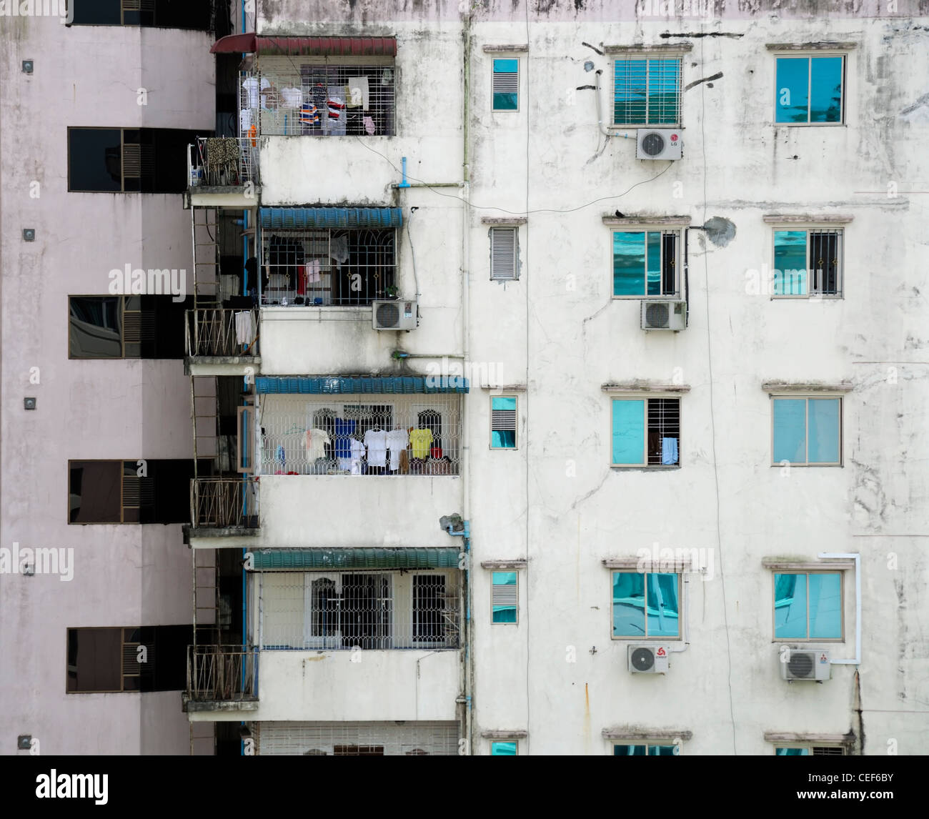 Appartamento bianco blocco vecchio stile multi-storia angusti e piccolo soggiorno coniditions MYANMAR Birmania Yangon Rangoon Foto Stock