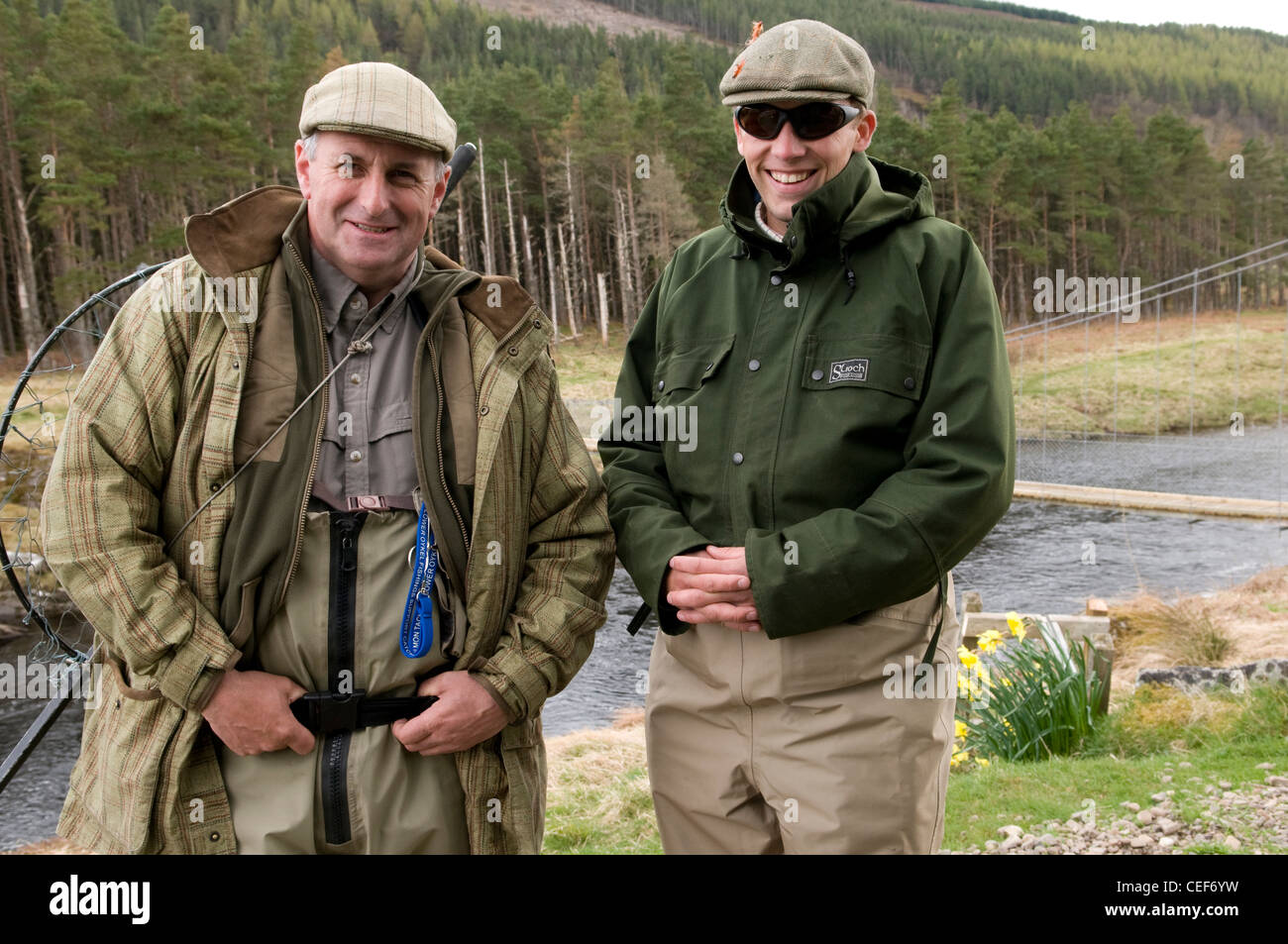 Ritratto di pescatori di salmone sulla banca del fiume Oykel, Sutherland, Scozia Foto Stock