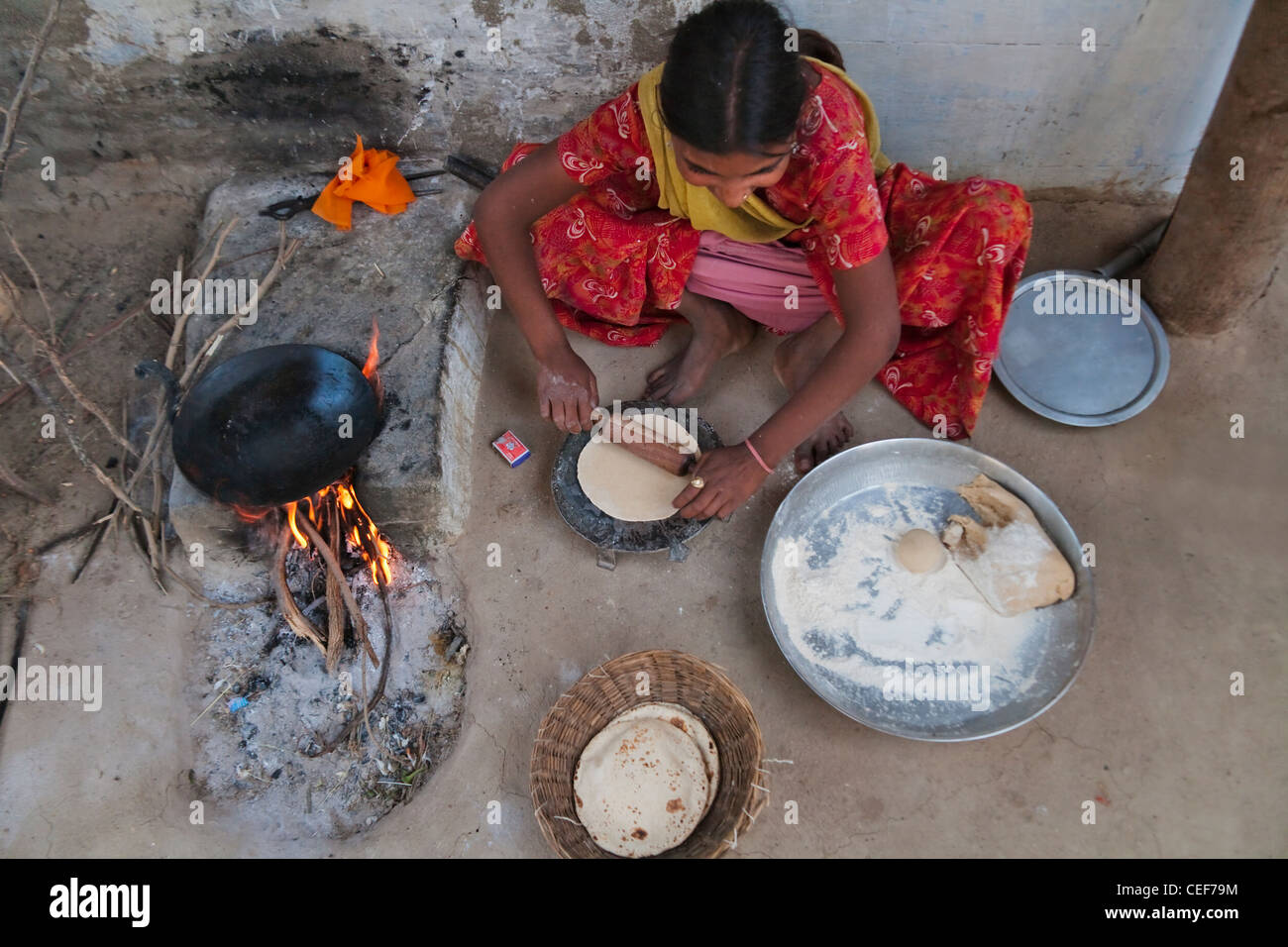 Local donna tribale la cottura con fornelli, Rajasthan, India Foto Stock