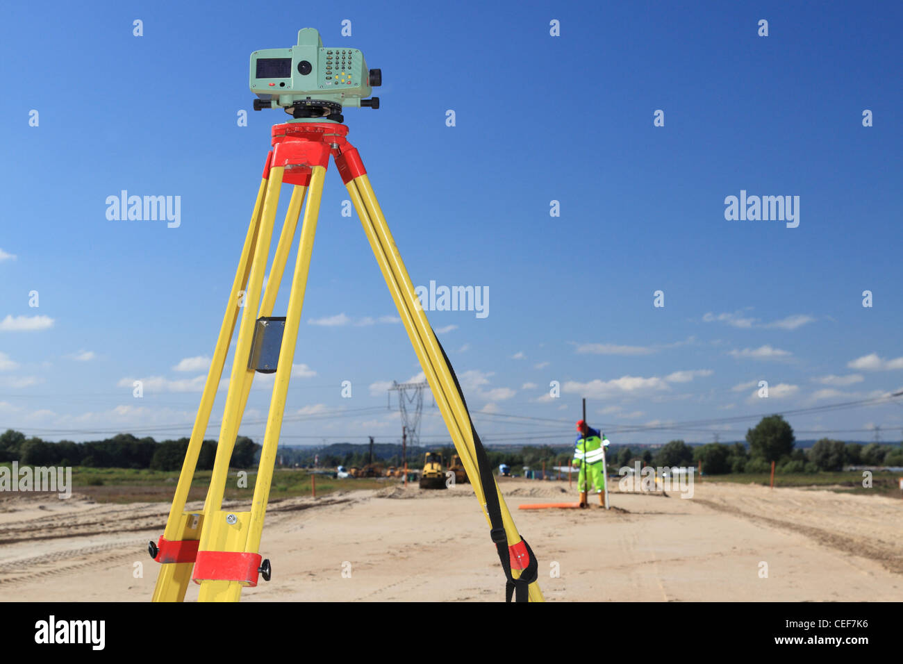 Builder di livello - Sito in costruzione dal livello teodolite attrezzature di transito Foto Stock