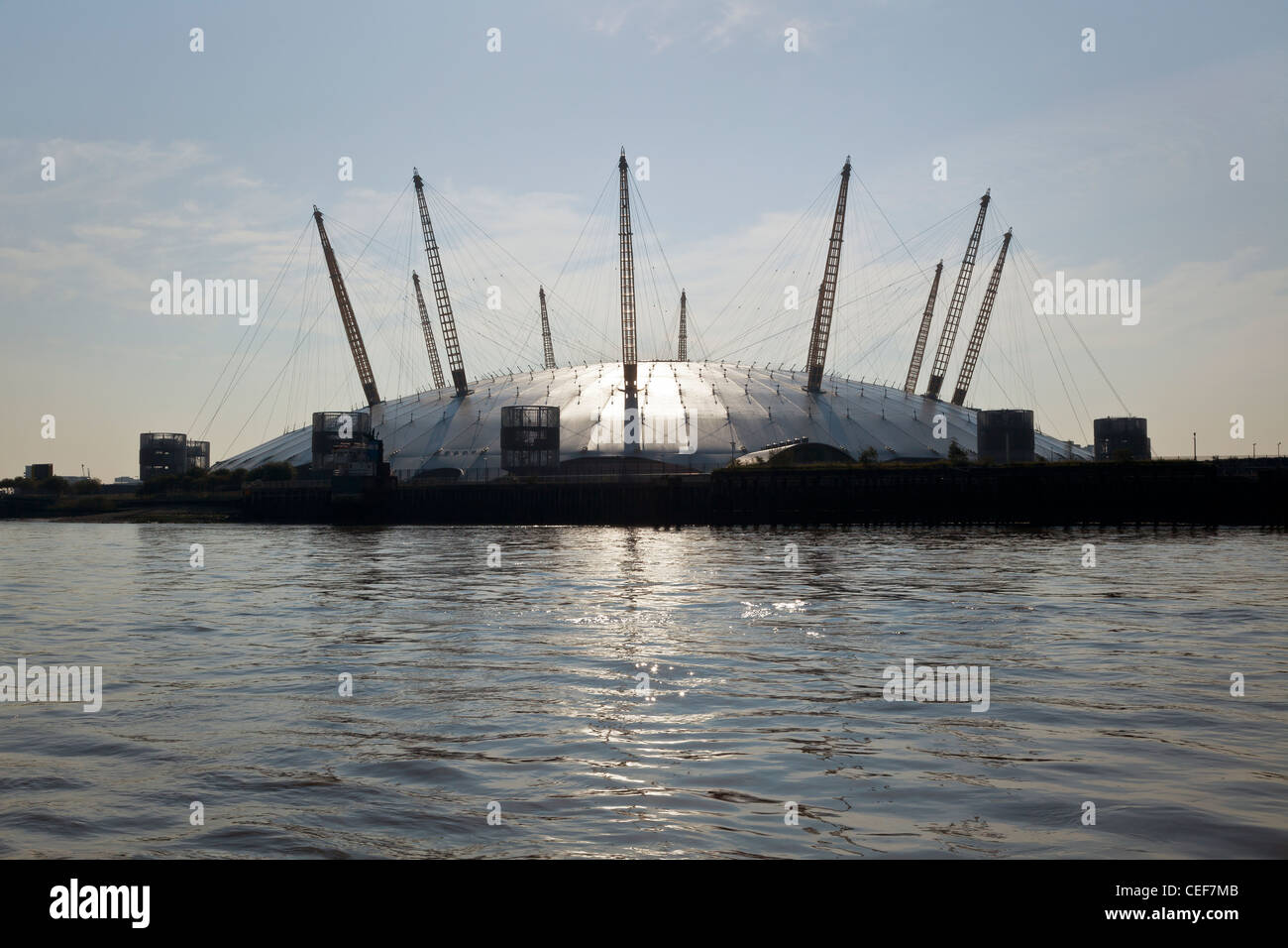 Milleniun Dome sul Fiume Tamigi, presi da una barca sul Tamigi Foto Stock