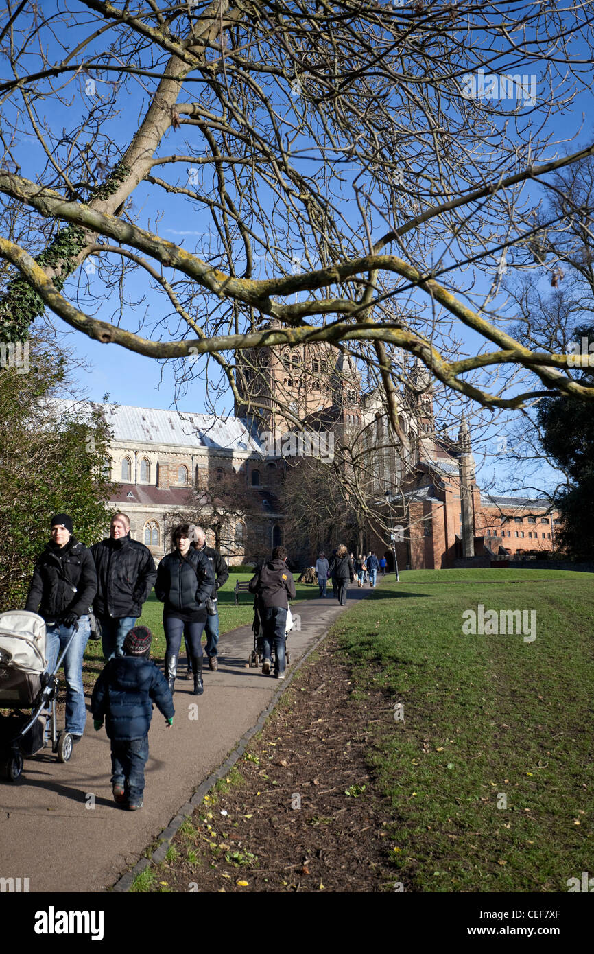 I pedoni a camminare su di un sentiero, St Albans Cathedral, Hertfordshire, Inghilterra, Regno Unito Foto Stock