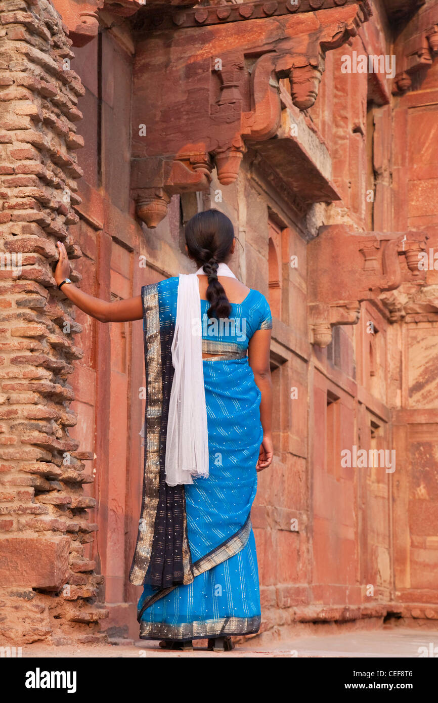 Ragazza indiana in Agra Fort (Patrimonio Mondiale dell'UNESCO), Agra, India Foto Stock